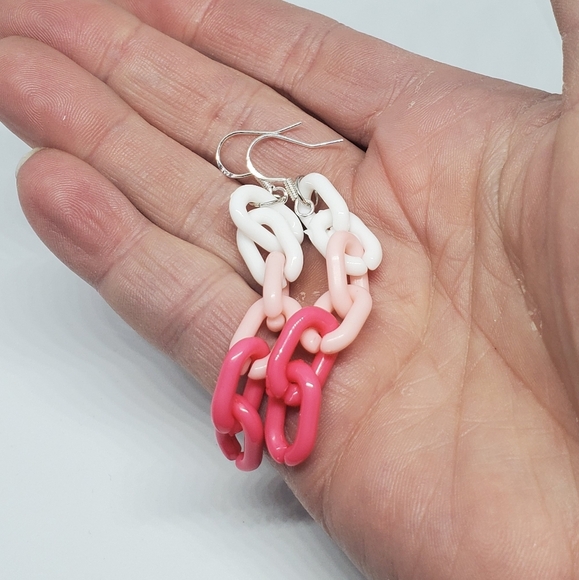 🌺 Acrylic Chain Link Drop Earrings - Picture 3 of 4